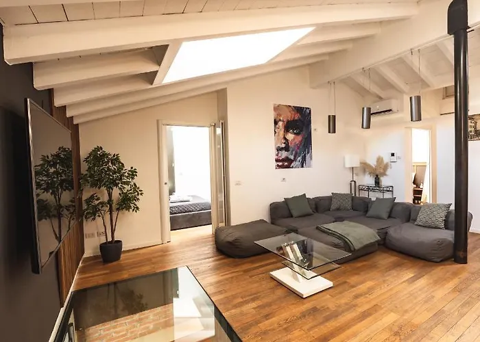 Luxury Industrial Vicino Al Centro Con Garage بريشا